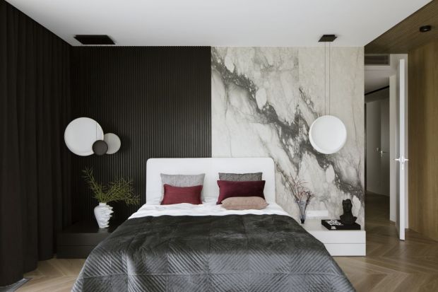 Jak urządzić sypialnię w stylu nowoczesnym? Przydadzą się jasne kolory, ciekawie zaaranżowana ściana za łóżkiem, efektowne i wygodne łóżko. Niezbędne będą również meble, w tym nowoczesna zabudowa sypialni. Oto ponad 20 pomysłowych aran