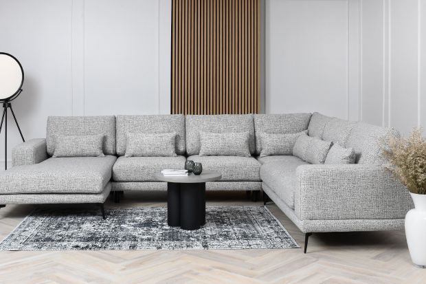 Jaką wybrać sofę do salonu? Elegancką, jasną, o organicznym kształcie. Zwróć też uwagę na najmodniejsze treny wnętrzarskie 2024, czyli naturalny len i tkaninę boucle!