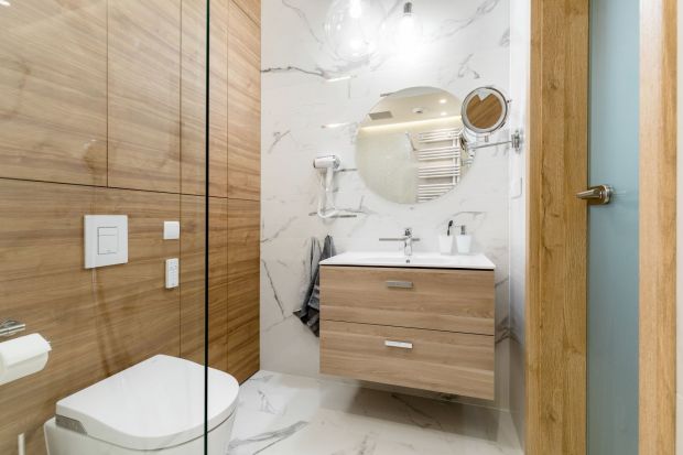 Prysznic to świetny wybór do małej i dużej łazienki. Możesz zdecydować się na kabinę narożną, kwadratową lub typu walk-in. Które rozwiązanie będzie najlepsze? Zobacz świetne pomysły na urządzenie łazienki z prysznicem z polskich domów.