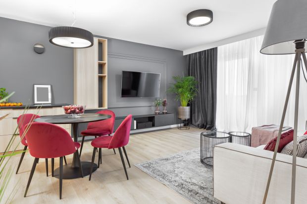 Za projektem tego nowoczesnego mieszkania na osiedlu Trzy Stawy w Katowicach stoi architektka Katarzyna Maciejewska. We wnętrzach króluje wyrazista paleta kolórów na czele z szarościami, bielą i zgaszoną czerwienią.