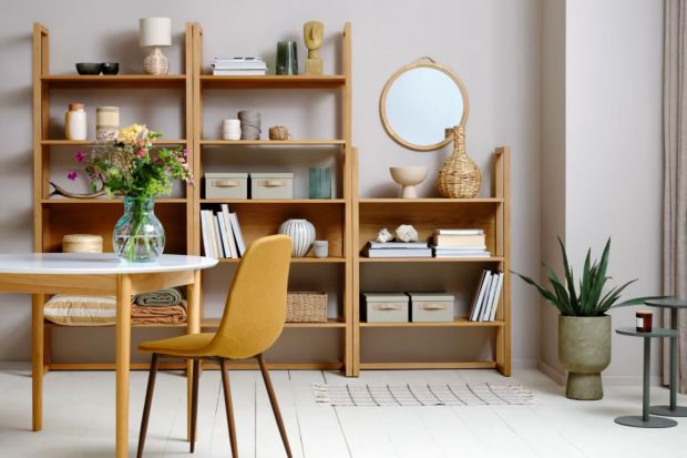 Drewniane meble do salonu: 3 pomysły z popularnego sklepu