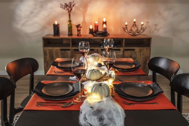 Jakie dekoracje na stół w Halloween? Co wybrać? Zobacz kilka świetnych pomysłów i inspiracji na dekorację stołu. Niech stół stanie się niepowtarzalnym dziełem sztuki, który wprowadzi nas w magiczny świat Halloween.