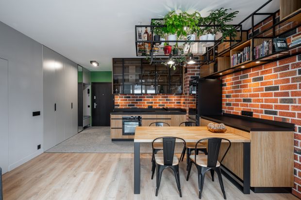 Niewielkie mieszkanie znajduje się w Mysłowicach, na jednym z nowych osiedli. Loftowy styl i ciekawe rozwiązania architektoniczne wprowadził do niej Wojciech Polko z pracowni Dekop.