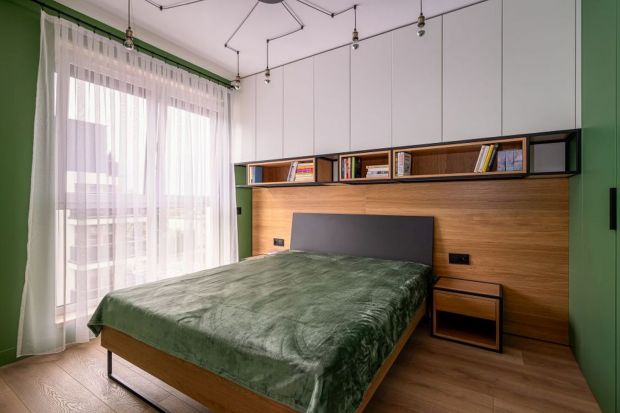 Tapeta czy kolorowa farba? Drewno czy sztukateria? Co sprawdzi się na ścianie za łóżkiem w sypialni? Oto kilka bardzo fajnych pomysłów architektów. Zobacz, jak i czym, pięknie wykończyć ścianę za łóżkiem w sypialni.