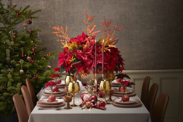 Jak udekorować stół na święta? Jakie kolory wybrać w tym roku? Które dekoracje będą pasowały do salonu, kuchni i jadalni? Zobacz świetne pomysły na dekorację stołu na Boże Narodzenie z gwiazdą betlejemską w roli głównej. Mamy mnóstwo p