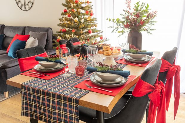 Szukasz pomysłu na dekorację stołu na Wigilię i Boże Narodzenie? Zobacz aranżacje najpiękniejszych świątecznych stołów. Na pewno znajdziesz inspirację w naszej galerii zdjęć!