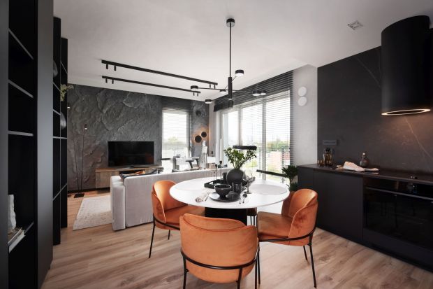 Ta mieszkanie o powierzchni 32 m² znajduje się w Poznaniu. Zaprojektowane zostało dla młodego, energicznego przedsiębiorcy. Jest małe, ale wygodne i bardzo funkcjonalne. We wnętrzu dominuje ciemna kolorystyka połączona z drewnem. Pięknie i el