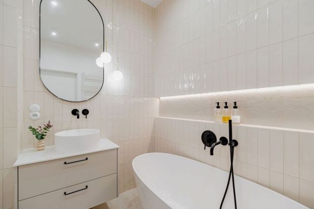 Remont małej łazienki nie musi być ani drogi, ani skomplikowany. Wystarczy dobry pomysł i właściwy dobór materiałów. Jednym z najskuteczniejszych sposobów na metamorfozę łazienki jest wymiana płytek. Co sprawdzi się w małym mieszkaniu? Spr