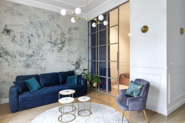 Co dać na ścianę za kanapą w salonie? Czy lepsza będzie tapeta, czy sztukateria? A może warto pomalować ją kolorową farbą? Sprawdź! Oto pomysły architektów na dekorację ściany za kanapą w salonie.
