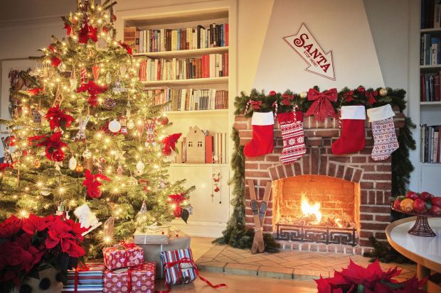 Jak udekorować choinkę? Zobacz świetne pomysły świąteczne dekoracje. Tak pięknie może wyglądać choinka w salonie. <br /><br /><br /><br /><br />