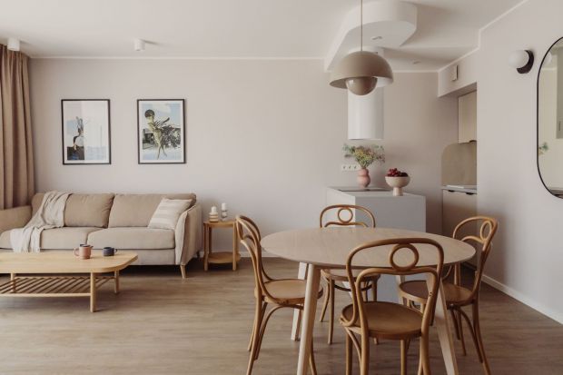 To niewielkie mieszkanie w Gdyni przeznaczone jest na wynajem. Zaaranżowano je w jasnych kolorach i pastelach. Przestrzeń jest łagodna, spokojna i odpowiednia do odpoczynku.