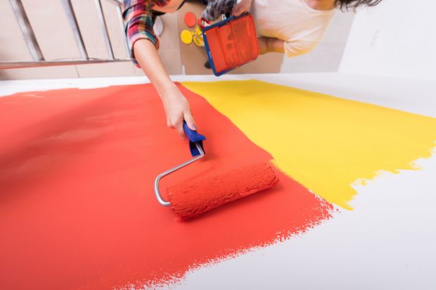 Jak samodzielnie pomalować ściany i sufity? Jaką farbę wybrać? Co warto wiedzieć przed rozpoczęciem prac? Jak wykorzystać pozostałą farbę i odpady powstałe podczas remontu? Radzimy i podpowiadamy.