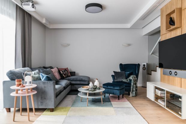 Mieszkanie znajduje się w centrum Gdyni. Zostało zaprojektowane dla czteroosobowej rodziny. Wnętrze urządzone jest w spokojnych, jasnych kolorach. Biel i szarości pięknie łączą się z naturalnym drewnem i bardziej wyrazistymi akcentami, zainspir