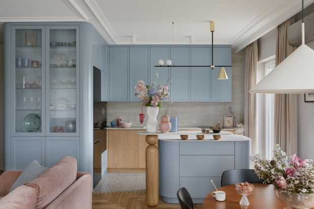 Kuchnia w kolorze błękitnym to jeden z trendów wnętrzarskich na 2024 rok. Podoba Ci się jasny niebieski w kuchni? Zobacz mnóstwo zdjęć pięknych kuchni w kolorze błękitnym!