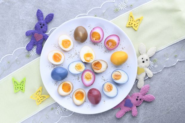 Kolorowe jajka będą pięknie wyglądały na wielkanocnym stole. Warto więc w tym roku sięgać po róż czy błękit i nadać aranżacji wiosenny klimat. Jak to zrobić? Mamy kilka sprawdzonych przepisów na kolorowe jajka na Wielkanoc. Będzie piękni