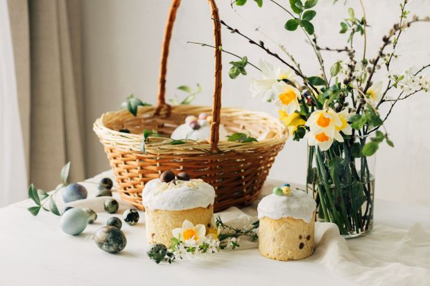 Tworząc wiosenne dekoracje i kupując kwiaty na wielkanocny stół, warto uzupełnić wiedzę i zrozumieć, skąd wzięły się niektóre tradycje. Co właściwie oznaczają bazie w palmie i który kwiat najlepiej podkreśli uroczystość Zmartwychwstani