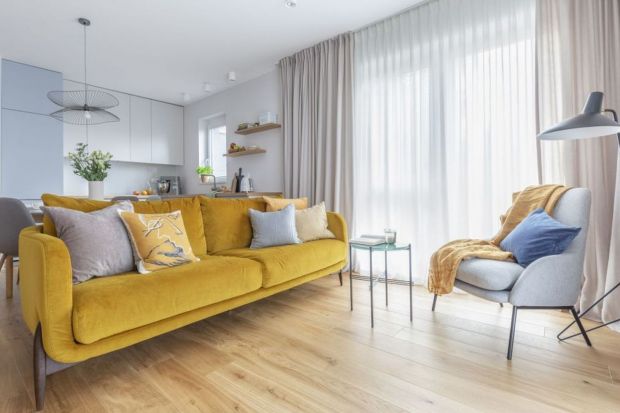 Jaką sofę do salonu wybrać? A co powiesz na kolor żółty? To mocny trend wnętrzarski 2024! Piszemy, dlaczego warto wybrać żółtą sofę i pokazujemy pomysły ze sklepów i z projektów architektów wnętrz.