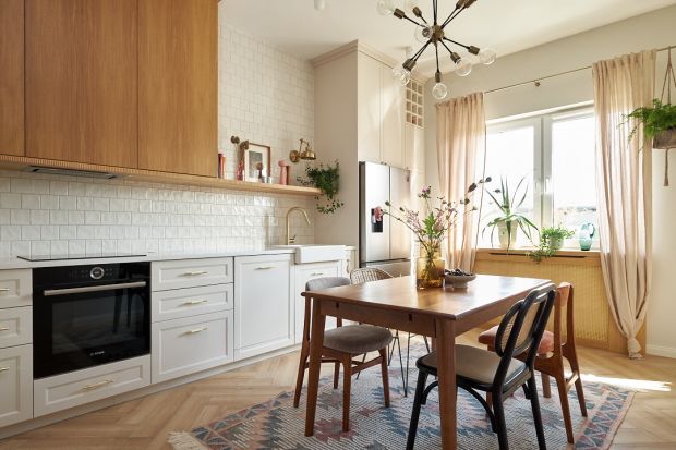 Jak pięknie i wygodnie urządzić białą kuchnią z drewnem? Białe mają być meble czy ściana? Gdzie zastosować drewno? Zobacz jak kolor biały i drewno w kuchni połączyli architekci. Wybraliśmy świetne projekty z polskich domów i mieszkań.